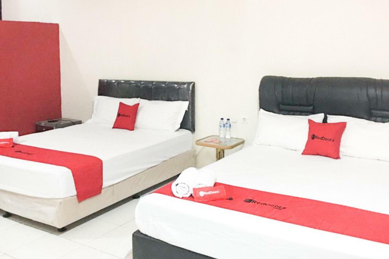 Hotel Reddoorz @ Simpang Lima Jupiter Sorong Exterior foto