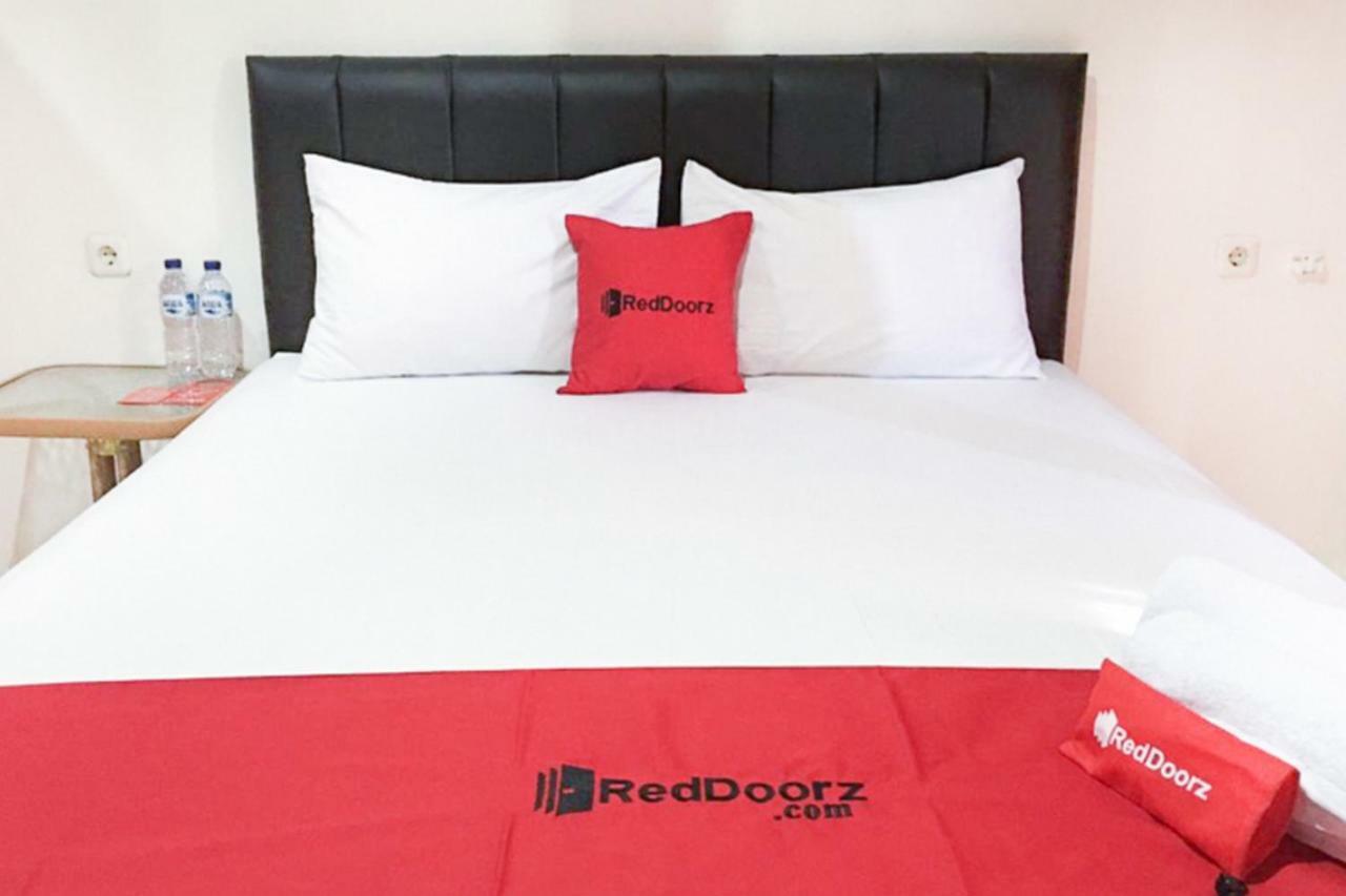 Hotel Reddoorz @ Simpang Lima Jupiter Sorong Exterior foto